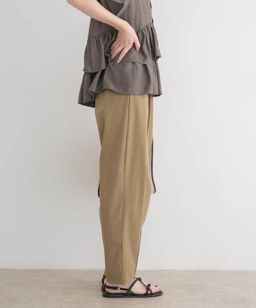 ITEMS URBANRESEARCH(アイテムズ アーバンリサーチ)の「タックテーパードストレッチパンツ(その他パンツ・レディース・ブラック/キャメル/ライトベージュ・FREE)」の10枚目の写真