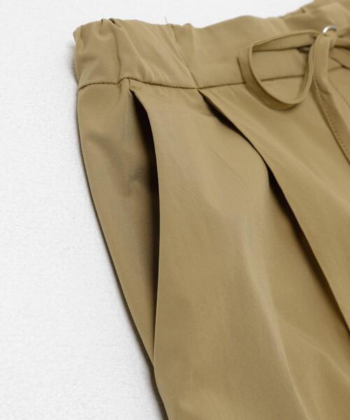 ITEMS URBANRESEARCH(アイテムズ アーバンリサーチ)の「タックテーパードストレッチパンツ(その他パンツ・レディース・ブラック/キャメル/ライトベージュ・FREE)」の15枚目の写真