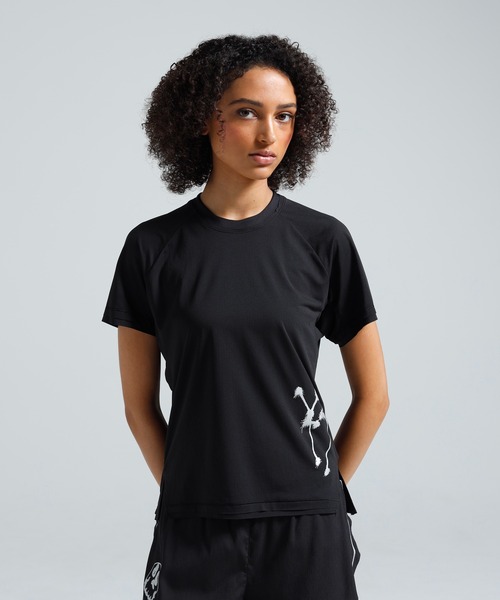Y-3(ワイスリー)の「Y-3 CHITO GRAPHIC RUNNING SHORT SLEEVE TEE(Tシャツ/カットソー・レディース・ブラック・XX-SMALL/X-SMALL/SMALL/MEDIUM)」の1枚目の写真