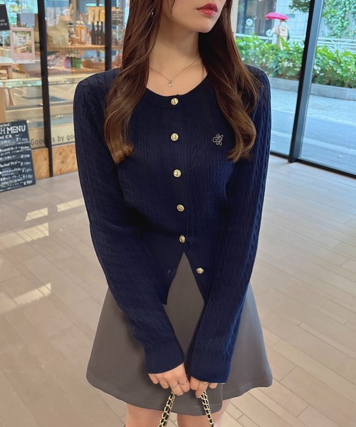 SOELA(ソエラ)の「胸刺繍金ボタンケーブルニットカーディガン(カーディガン/ボレロ・レディース・ネイビー/アイボリー/ブラウン/チャコールグレー・FREE)」の4枚目の写真