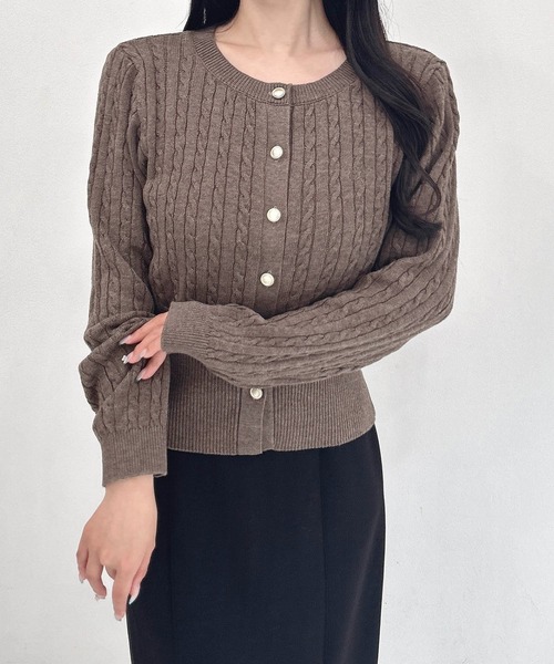 SOELA(ソエラ)の「胸刺繍金ボタンケーブルニットカーディガン(カーディガン/ボレロ・レディース・ネイビー/アイボリー/ブラウン/チャコールグレー・FREE)」の3枚目の写真
