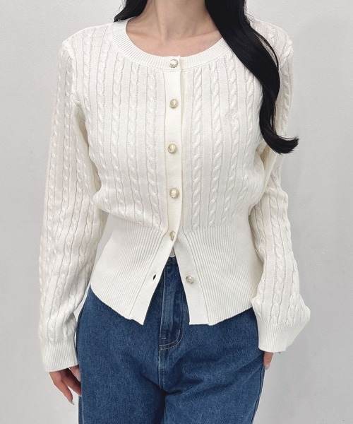 SOELA(ソエラ)の「胸刺繍金ボタンケーブルニットカーディガン(カーディガン/ボレロ・レディース・ネイビー/アイボリー/ブラウン/チャコールグレー・FREE)」の2枚目の写真