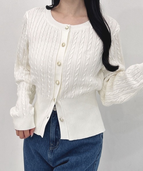 SOELA(ソエラ)の「胸刺繍金ボタンケーブルニットカーディガン(カーディガン/ボレロ・レディース・ネイビー/アイボリー/ブラウン/チャコールグレー・FREE)」の6枚目の写真