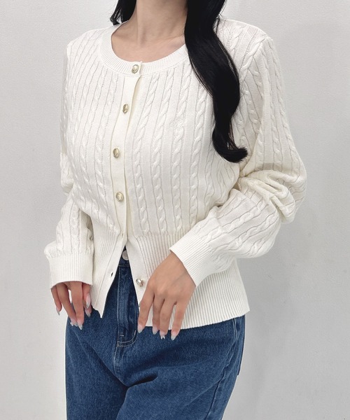 SOELA(ソエラ)の「胸刺繍金ボタンケーブルニットカーディガン(カーディガン/ボレロ・レディース・ネイビー/アイボリー/ブラウン/チャコールグレー・FREE)」の7枚目の写真
