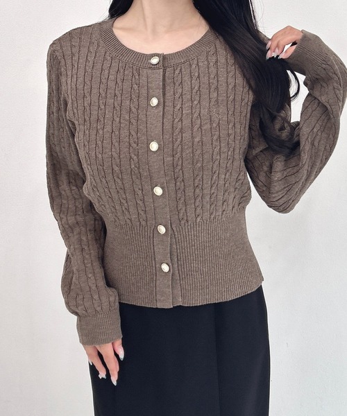 SOELA(ソエラ)の「胸刺繍金ボタンケーブルニットカーディガン(カーディガン/ボレロ・レディース・ネイビー/アイボリー/ブラウン/チャコールグレー・FREE)」の18枚目の写真