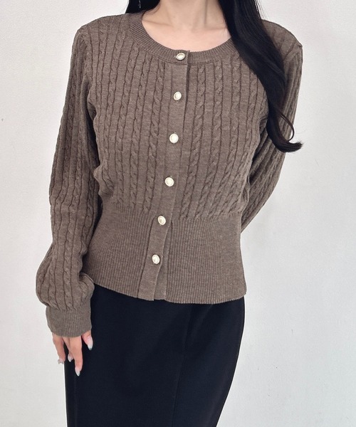 SOELA(ソエラ)の「胸刺繍金ボタンケーブルニットカーディガン(カーディガン/ボレロ・レディース・ネイビー/アイボリー/ブラウン/チャコールグレー・FREE)」の19枚目の写真