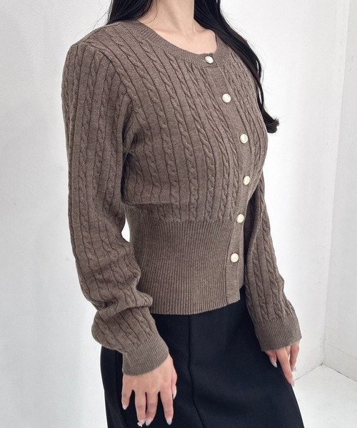 SOELA(ソエラ)の「胸刺繍金ボタンケーブルニットカーディガン(カーディガン/ボレロ・レディース・ネイビー/アイボリー/ブラウン/チャコールグレー・FREE)」の20枚目の写真