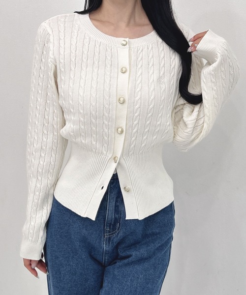 SOELA(ソエラ)の「胸刺繍金ボタンケーブルニットカーディガン(カーディガン/ボレロ・レディース・ネイビー/アイボリー/ブラウン/チャコールグレー・FREE)」の5枚目の写真