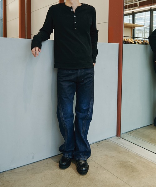 NVRFRGT(ネヴァーフォーゲット)の「別注 COATING FADE TWIST JEANS(デニムパンツ・メンズ・インディゴブルー/ブラック・1/2/3/4)」の4枚目の写真