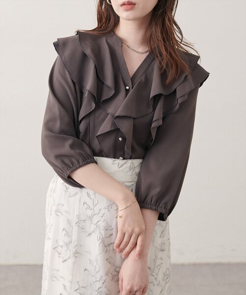 natural couture(ナチュラルクチュール)の「ラッフルフリルブラウス(シャツ/ブラウス・レディース・オフホワイト/ドット/ブラウン/ブラック/ピンク/ネイビー・FREE)」の3枚目の写真