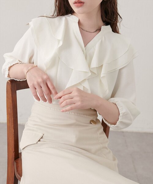 natural couture(ナチュラルクチュール)の「ラッフルフリルブラウス(シャツ/ブラウス・レディース・オフホワイト/ドット/ブラウン/ブラック/ピンク/ネイビー・FREE)」の2枚目の写真