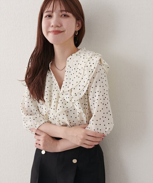 natural couture(ナチュラルクチュール)の「ラッフルフリルブラウス(シャツ/ブラウス・レディース・オフホワイト/ドット/ブラウン/ブラック/ピンク/ネイビー・FREE)」の6枚目の写真