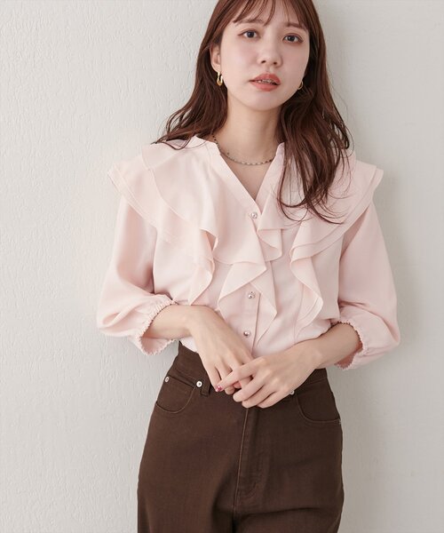 natural couture(ナチュラルクチュール)の「ラッフルフリルブラウス(シャツ/ブラウス・レディース・オフホワイト/ドット/ブラウン/ブラック/ピンク/ネイビー・FREE)」の5枚目の写真