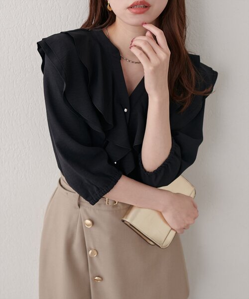natural couture(ナチュラルクチュール)の「ラッフルフリルブラウス(シャツ/ブラウス・レディース・オフホワイト/ドット/ブラウン/ブラック/ピンク/ネイビー・FREE)」の1枚目の写真