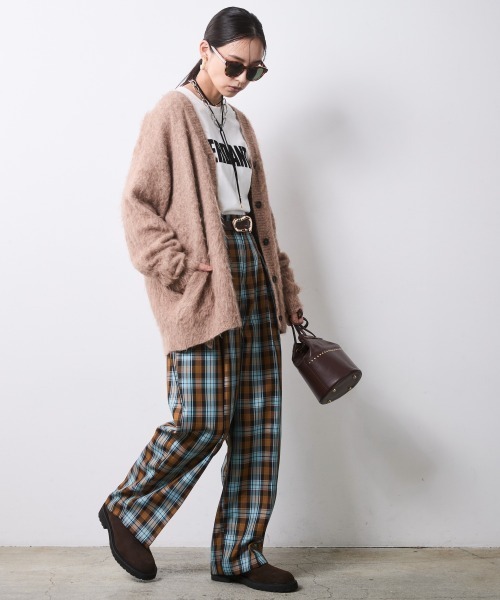 CHIC STYLE(シックスタイル)の「へアリーVネックニットカーディガン<大きいサイズ有>シックスタイル(カーディガン/ボレロ・レディース・チャコール/モカ/ネイビー・L/M/5L/4L/3L/LL)」の4枚目の写真