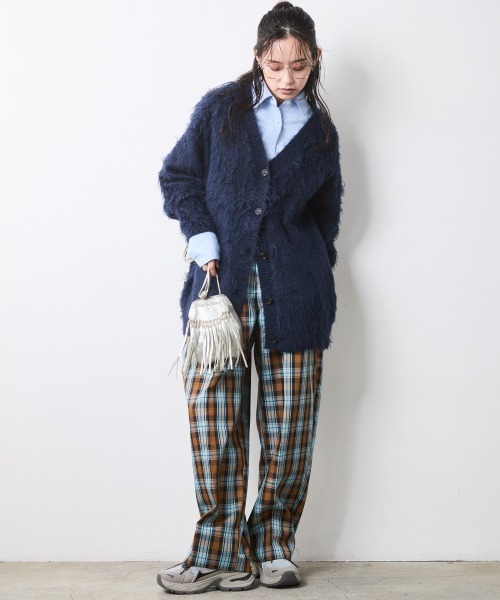 CHIC STYLE(シックスタイル)の「へアリーVネックニットカーディガン<大きいサイズ有>シックスタイル(カーディガン/ボレロ・レディース・チャコール/モカ/ネイビー・L/M/5L/4L/3L/LL)」の11枚目の写真