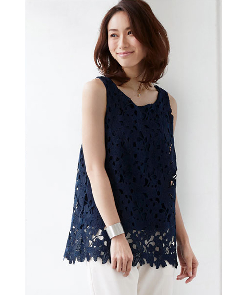 Pierrot（ピエロ）の「花柄総レースタンクトップ/ノースリーブ　袖なし（タンクトップ・レディース・ホワイト/ブラウン/ネイビー/ブラック/ピンクベージュ・M/L）」の4枚目の写真