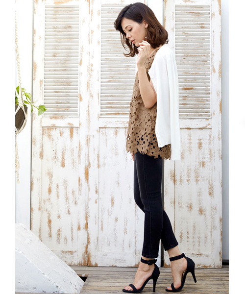 Pierrot（ピエロ）の「花柄総レースタンクトップ/ノースリーブ　袖なし（タンクトップ・レディース・ホワイト/ブラウン/ネイビー/ブラック/ピンクベージュ・M/L）」の18枚目の写真