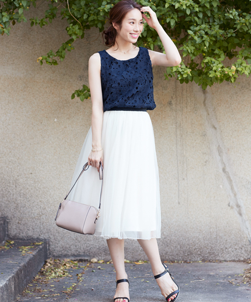 Pierrot（ピエロ）の「花柄総レースタンクトップ/ノースリーブ　袖なし（タンクトップ・レディース・ホワイト/ブラウン/ネイビー/ブラック/ピンクベージュ・M/L）」の9枚目の写真