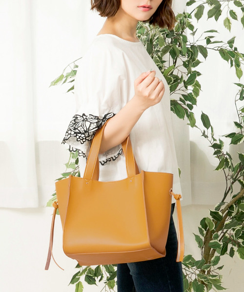 KOBE LETTUCE（コウベレタス）の「サイドフリンジフェイクレザートートバッグ（トートバッグ・レディース・オフホワイト/ベージュ/イエロー/ブラック・FREE）」の4枚目の写真