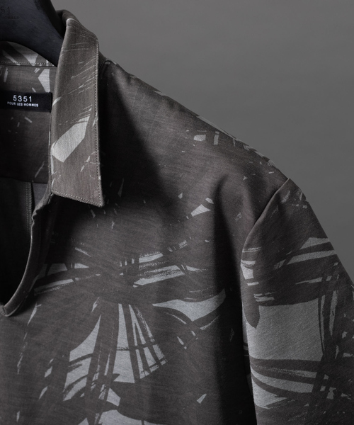 5351 POUR LES HOMMES（ゴーサンゴーイチプールオム）の「スキッパーモクロディーフラワープリント（Tシャツ/カットソー・メンズ・ライトグレー/ブラック/ネイビー・44/46/48/50）」の8枚目の写真