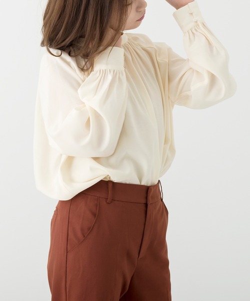 Ambre Neige(アンブルネージュ)の「ギャザーブラウス/【WEB/EC限定商品】(シャツ/ブラウス・レディース・オフホワイト/カーキ/ダークブルー・FREE)」の4枚目の写真