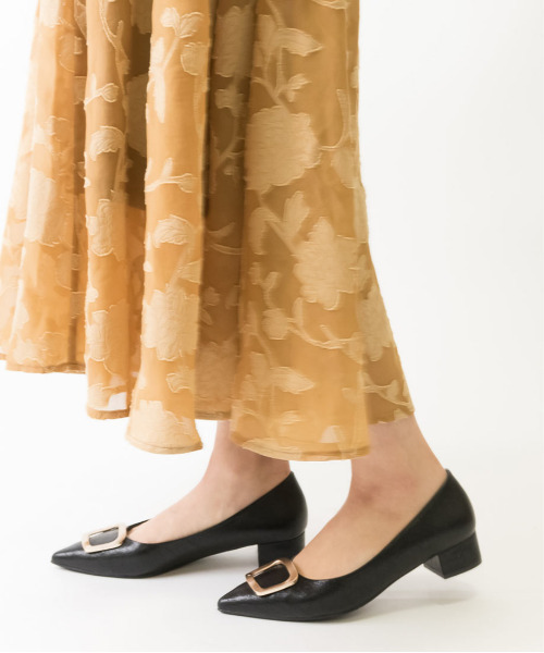 RANDA(ランダ)の「ストレスフリー/ゴールドパーツローヒールパンプス(パンプス・レディース・アイボリー/イエロー/ベージュ/ブラック・24/25/22/25.5/22.5/23/23.5/24.5)」の2枚目の写真