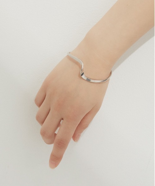 Auntie Rosa Holiday(アンティローザホリデー)の「ニュアンスバングル(バングル/リストバンド・レディース・シルバー/ゴールド・FREE)」の1枚目の写真