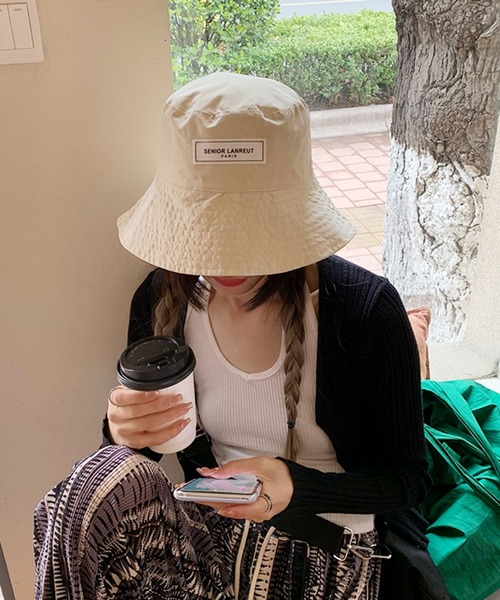 me+em select（ミームセレクト）の「シンプルタグカラーバケットハット【数量限定販売】（ハット・レディース・ピンク/パープル/ブラック/イエロー/グレー/ベージュ/ブルー/キャメル・FREE）」の4枚目の写真
