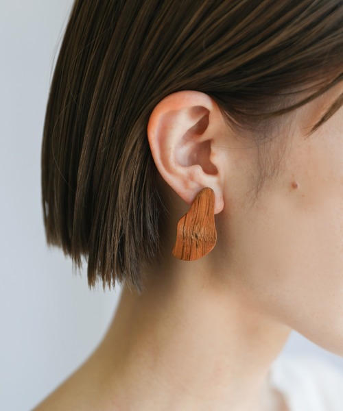 select MOCA（セレクトモカ）の「ドロップウッドピアス（ピアス（両耳用）・レディース・ダークブラウン/ブラウン/アイボリー・FREE）」の3枚目の写真