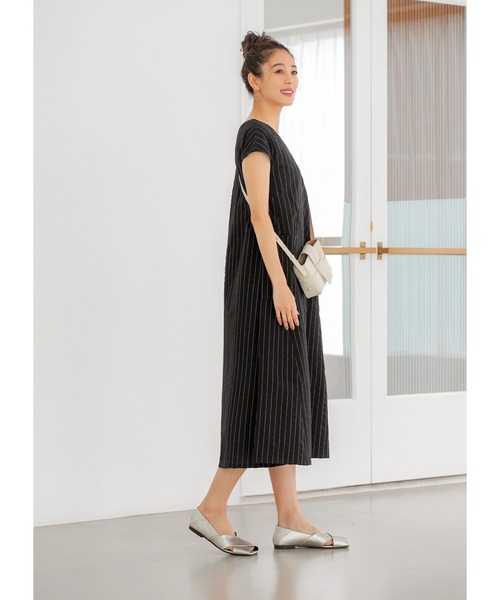 STYLE DELI(スタイルデリ)の「サッカーストライプAラインワンピース(ワンピース・レディース・ブラック/サックスブルー・01/02)」の22枚目の写真