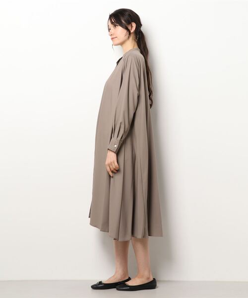 mizuiroind（ミズイロインド）の「mizuiro ind　T／Rスタンドカラーフレアシャツワンピース（ワンピース・レディース・ブラウン/ブラック/ベージュ/チャコールグレー/ネイビー/グレー・FREE）」の21枚目の写真