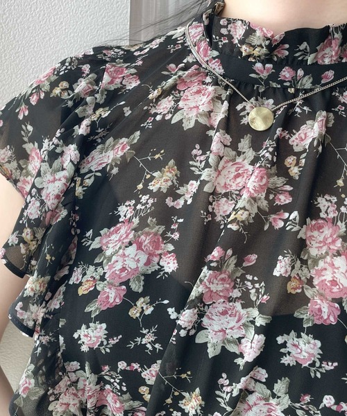 mily bilet(ミウィビレット)の「【mily bilet】程よい大人の甘さ。花柄フリルノースリーブシアー素材ブラウス(シャツ/ブラウス・レディース・ホワイト/ブラック/ブルー・SMALL/MEDIUM/LARGE)」の18枚目の写真