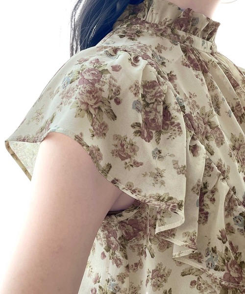 mily bilet(ミウィビレット)の「【mily bilet】程よい大人の甘さ。花柄フリルノースリーブシアー素材ブラウス(シャツ/ブラウス・レディース・ホワイト/ブラック/ブルー・SMALL/MEDIUM/LARGE)」の8枚目の写真