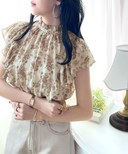 mily bilet(ミウィビレット)の「【mily bilet】程よい大人の甘さ。花柄フリルノースリーブシアー素材ブラウス(シャツ/ブラウス・レディース・ホワイト/ブラック/ブルー・SMALL/MEDIUM/LARGE)」の13枚目の写真
