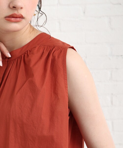 Cutie Blonde（キューティーブロンド）の「◆ノースリギャザーブラウス（シャツ/ブラウス・レディース・オフホワイト/ブラック/グリーン/ダークオレンジ・00）」の9枚目の写真