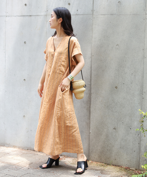 journal standard L'essage(ジャーナルスタンダードレサージュ)の「両ポケットショートスリーブVネックワンピース(ワンピース・レディース・ブラック/イエロー/ブラウン/ホワイト・36/38)」の9枚目の写真