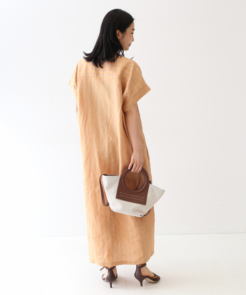 journal standard L'essage(ジャーナルスタンダードレサージュ)の「両ポケットショートスリーブVネックワンピース(ワンピース・レディース・ブラック/イエロー/ブラウン/ホワイト・36/38)」の12枚目の写真