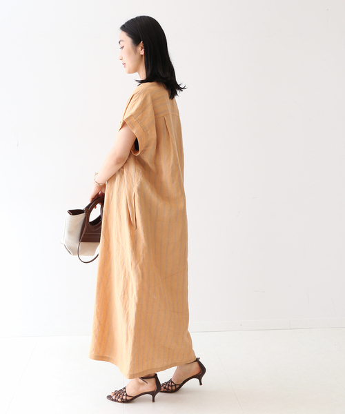 journal standard L'essage(ジャーナルスタンダードレサージュ)の「両ポケットショートスリーブVネックワンピース(ワンピース・レディース・ブラック/イエロー/ブラウン/ホワイト・36/38)」の13枚目の写真