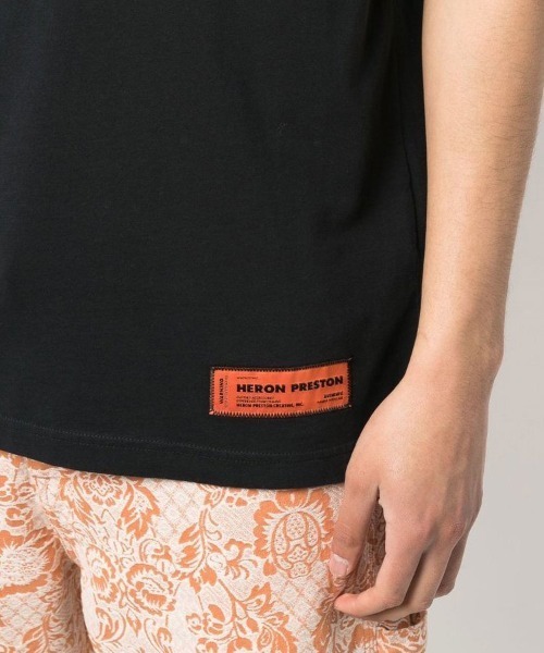 HERON PRESTON(ヘロンプレストン)の「【HERON PRESTON】SS TEE REG LOGO RECYCLED(Tシャツ/カットソー・メンズ・ブラック/オレンジ・M/L)」の4枚目の写真