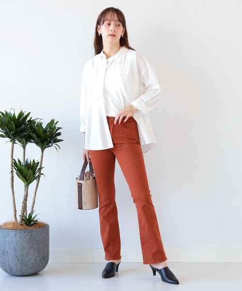 Ray BEAMS(レイビームス)の「RED CARD TOKYO × Ray BEAMS / 別注 Grape デニム(デニムパンツ・レディース・ネイビー/ブラウン・24/23/25/22)」の3枚目の写真