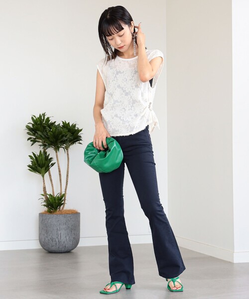 Ray BEAMS(レイビームス)の「RED CARD TOKYO × Ray BEAMS / 別注 Grape デニム(デニムパンツ・レディース・ネイビー/ブラウン・24/23/25/22)」の8枚目の写真