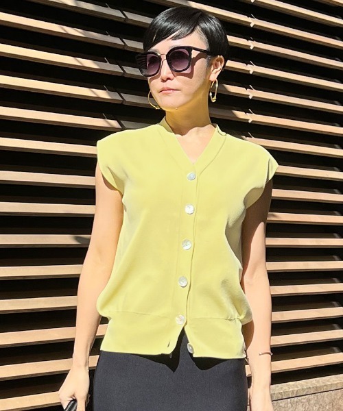 JENNE（ジェンヌ）の「シェルボタン　フレンチスリーブニット（ニット/セーター・レディース・レッド/ホワイト/ネイビー/イエロー/ブラック・SMALL/MEDIUM/LARGE）」の5枚目の写真