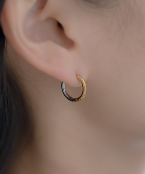 ear PAPILLONNER(イアパピヨネ)の「《金属アレルギー対応》ステンレス・バイカラーミニフープピアス(ピアス(両耳用)・レディース・ゴールド・FREE)」の5枚目の写真