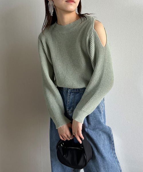 Kotoe（コトエ）の「クルーネック アシンメトリー カットアウトニットプルオーバー 春ニット（ニット/セーター・レディース・カーキ/ブラック/ホワイト・FREE）」の3枚目の写真
