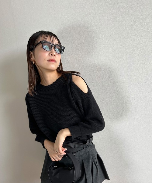 Kotoe（コトエ）の「クルーネック アシンメトリー カットアウトニットプルオーバー 春ニット（ニット/セーター・レディース・カーキ/ブラック/ホワイト・FREE）」の2枚目の写真