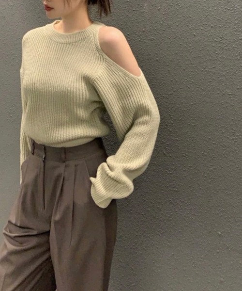 Kotoe（コトエ）の「クルーネック アシンメトリー カットアウトニットプルオーバー 春ニット（ニット/セーター・レディース・カーキ/ブラック/ホワイト・FREE）」の8枚目の写真
