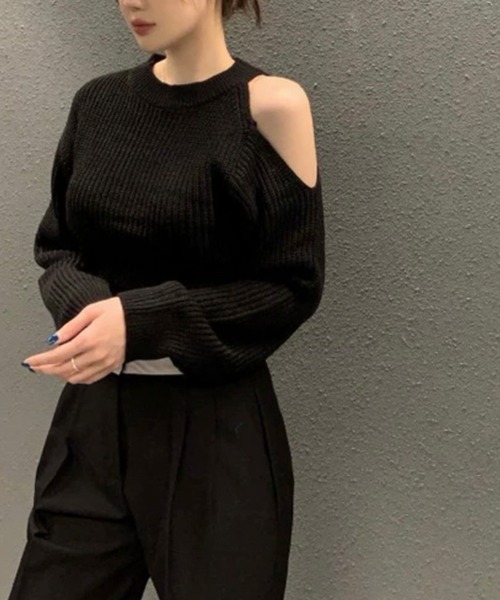 Kotoe（コトエ）の「クルーネック アシンメトリー カットアウトニットプルオーバー 春ニット（ニット/セーター・レディース・カーキ/ブラック/ホワイト・FREE）」の4枚目の写真