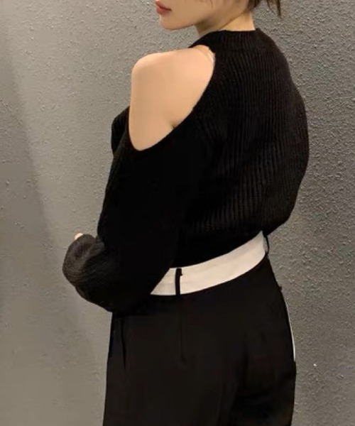 Kotoe（コトエ）の「クルーネック アシンメトリー カットアウトニットプルオーバー 春ニット（ニット/セーター・レディース・カーキ/ブラック/ホワイト・FREE）」の7枚目の写真