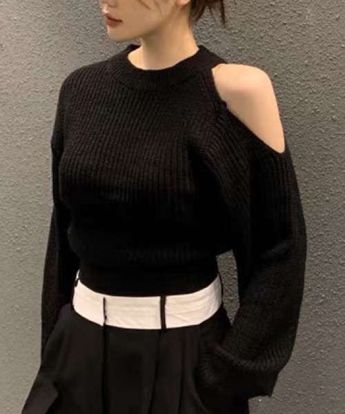 Kotoe（コトエ）の「クルーネック アシンメトリー カットアウトニットプルオーバー 春ニット（ニット/セーター・レディース・カーキ/ブラック/ホワイト・FREE）」の5枚目の写真